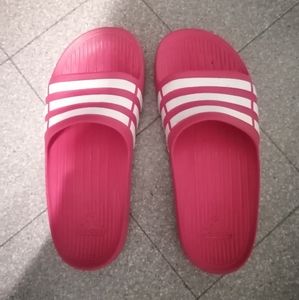 Adidas pink flip flop 4Y